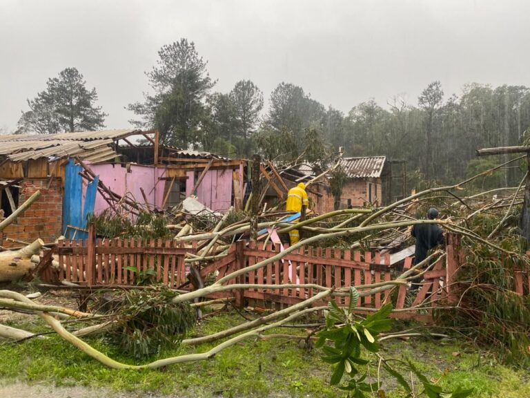 SC tem mais de 10 cidades em emergência após fortes chuvas causarem estragos e impactos sc-tem-mais-de-10-cidades-em-emergencia-apos-fortes-chuvas-causarem-estragos-e-impactos