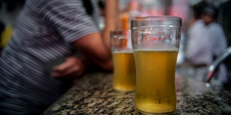 Álcool e cigarro podem causar cegueira, alertam especialistas alcool-e-cigarro-podem-causar-cegueira,-alertam-especialistas