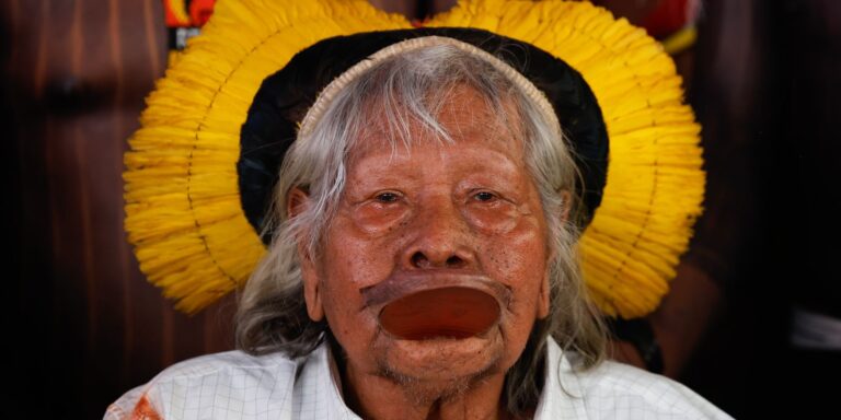 Cacique Raoni, de 94 anos, recebe cuidados paliativos em Mato Grosso cacique-raoni,-de-94-anos,-recebe-cuidados-paliativos-em-mato-grosso