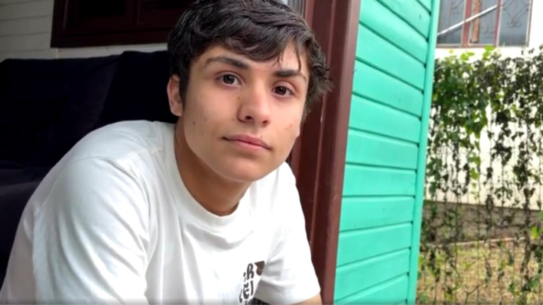 ‘Sou muito mais feliz’: quem é o jovem que vai receber R$ 100 mil após ser expulso de casa por ser gay ‘sou-muito-mais-feliz’:-quem-e-o-jovem-que-vai-receber-r$-100-mil-apos-ser-expulso-de-casa-por-ser-gay