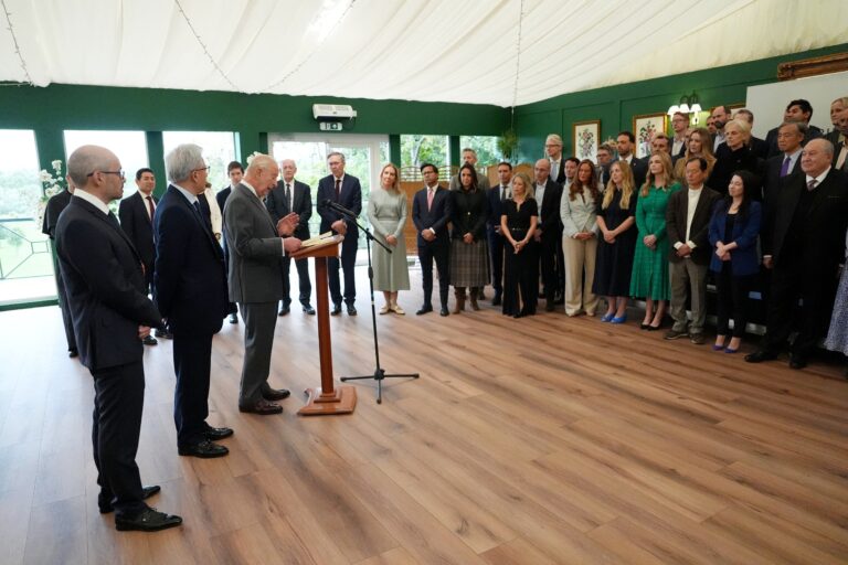 Rei Charles III alerta sobre riscos da IA e pede medidas de executivos antes que seja ‘tarde demais’ rei-charles-iii-alerta-sobre-riscos-da-ia-e-pede-medidas-de-executivos-antes-que-seja-‘tarde-demais’