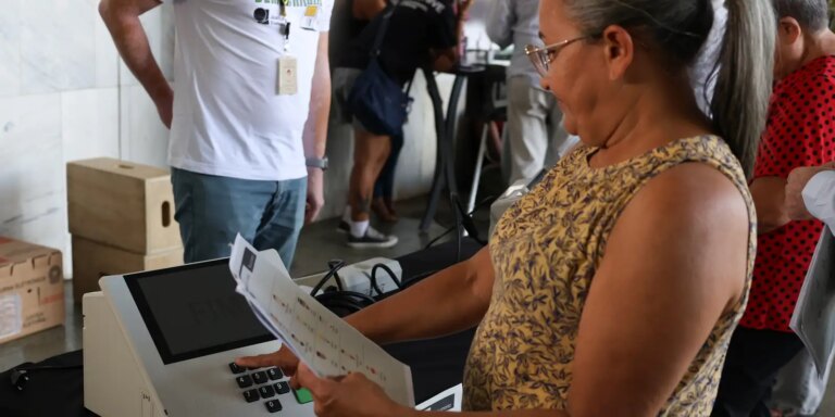 TRE-RJ distribui mais de 1 milhão de colas eleitorais para dia do voto tre-rj-distribui-mais-de-1-milhao-de-colas-eleitorais-para-dia-do-voto