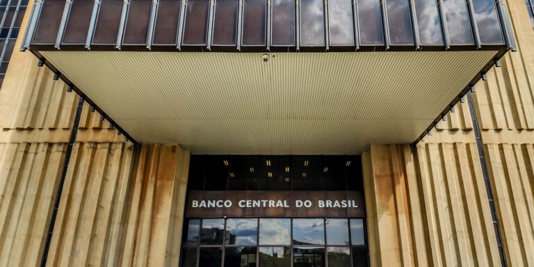 BC reduz juros básicos para 13,75% ao ano bc-reduz-juros-basicos-para-13,75%-ao-ano