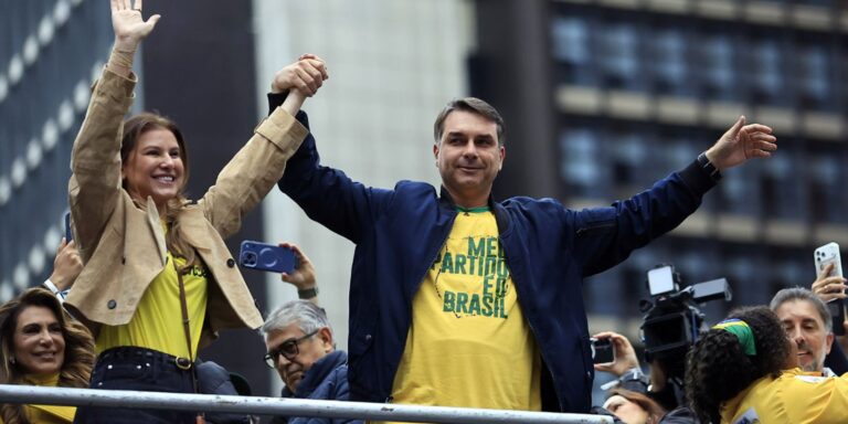 Flávio Bolsonaro propõe enxugar Estado e endurecer ações de segurança flavio-bolsonaro-propoe-enxugar-estado-e-endurecer-acoes-de-seguranca