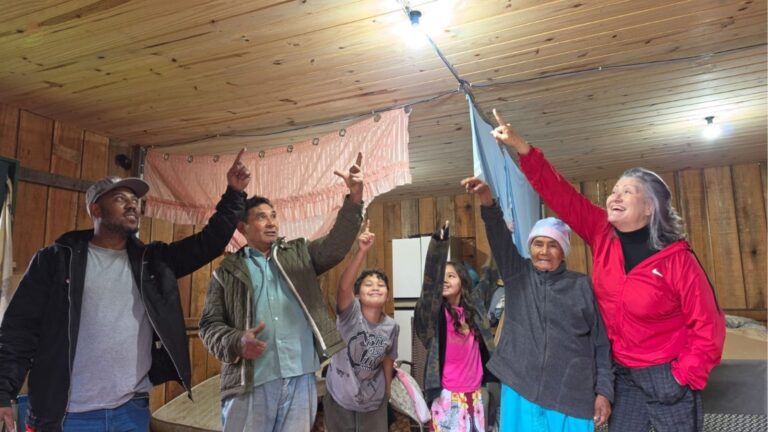 Aos 106 anos, indígena vive pela primeira vez em local com energia elétrica após instalação de poste em aldeia de SC aos-106-anos,-indigena-vive-pela-primeira-vez-em-local-com-energia-eletrica-apos-instalacao-de-poste-em-aldeia-de-sc