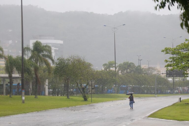 formacao-de-ciclone-e-frente-fria-trazem-chuva-intensa-e-temporais-com-risco-de-alagamentos-no-fim-de-semana-em-sc