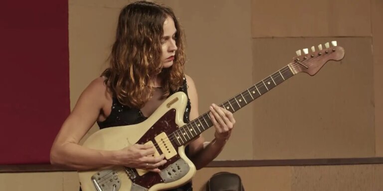 Gabi Terra é destaque do reality Duelo de Guitarras na TV Brasil gabi-terra-e-destaque-do-reality-duelo-de-guitarras-na-tv-brasil