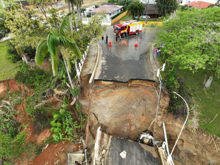 morador-relata-susto-apos-passar-segundos-antes-de-parte-de-ponte-desabar-em-sc:-‘podia-ter-sido-nos’
