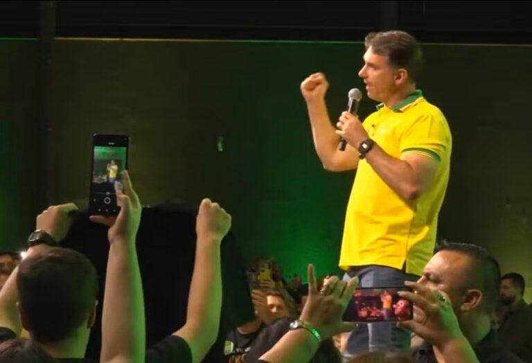 Flávio diz que Lula tentou ‘comprar voto dos mais pobres’ e promete ‘tesouraço’ na economia flavio-diz-que-lula-tentou-‘comprar-voto-dos-mais-pobres’-e-promete-‘tesouraco’-na-economia