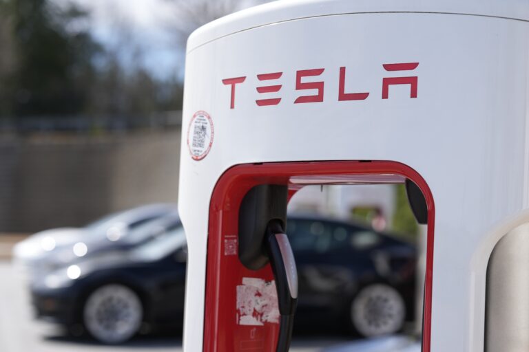 Tesla enfrenta julgamento por suposta discriminação contra trabalhadores negros tesla-enfrenta-julgamento-por-suposta-discriminacao-contra-trabalhadores-negros