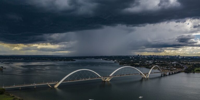 Defesa Civil emite alerta de tempestade e rajadas de vento no DF defesa-civil-emite-alerta-de-tempestade-e-rajadas-de-vento-no-df