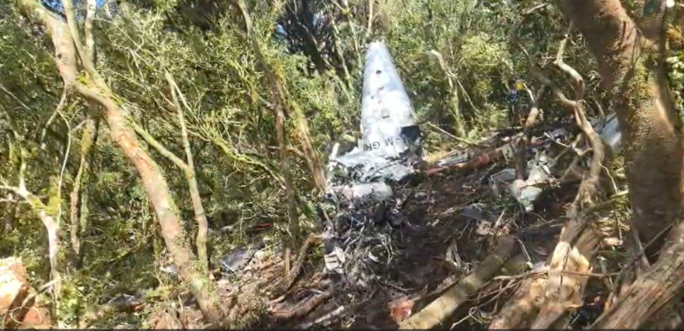 VÍDEO mostra trabalho da perícia em local com destroços do helicóptero que caiu com cantor Rick em SC video-mostra-trabalho-da-pericia-em-local-com-destrocos-do-helicoptero-que-caiu-com-cantor-rick-em-sc