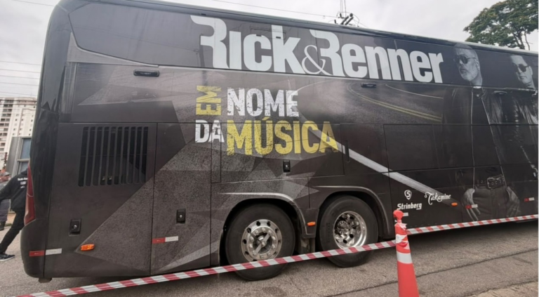 musicos-e-familiares-chegam-com-onibus-da-banda-de-rick-e-renner-ao-velorio-de-rick-em-sorocaba,-sp