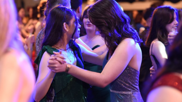 ‘minha-personalidade-e-traduzida-nessa-musica’,-diz-formanda-que-ganhou-r$-6-mil-apos-‘i-kissed-a-girl’-nao-tocar-em-formatura