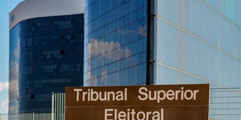 tse-recebeu-mais-de-50-mil-denuncias-de-propaganda-irregular