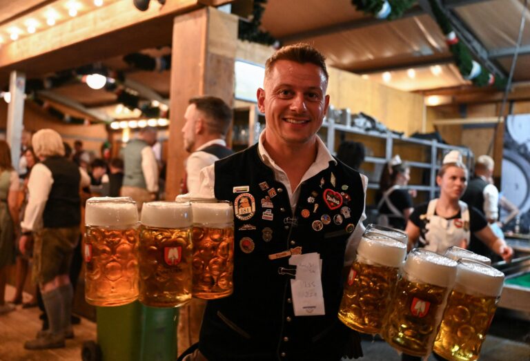 Água custa mais caro que cerveja na Oktoberfest em Munique, na Alemanha agua-custa-mais-caro-que-cerveja-na-oktoberfest-em-munique,-na-alemanha