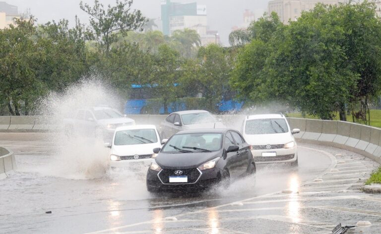 fim-de-semana-de-eleicao-tera-avanco-de-frente-fria-com-chance-de-vendavais-em-sc;-veja-previsao-por-regiao