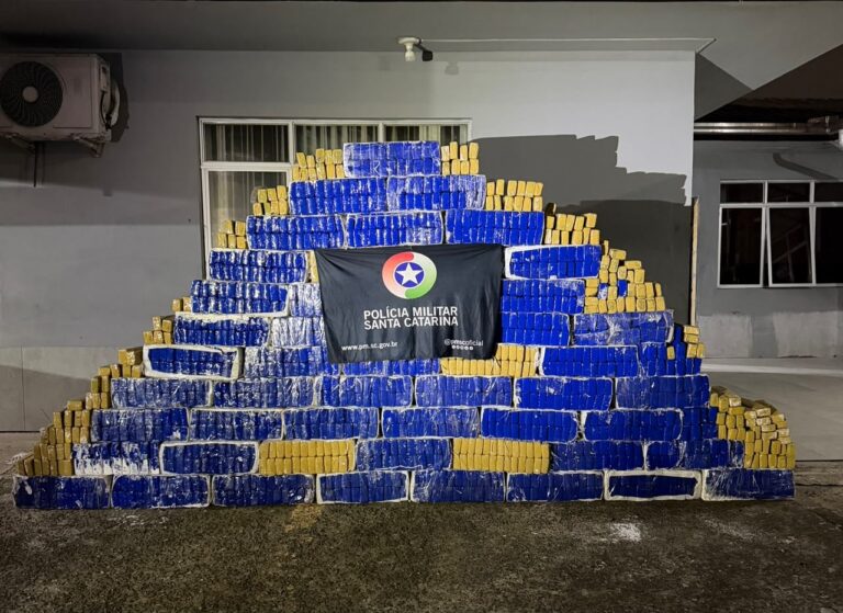 Mais de 1 tonelada de maconha é apreendida em baú de caminhão e seis são presos no litoral de SC mais-de-1-tonelada-de-maconha-e-apreendida-em-bau-de-caminhao-e-seis-sao-presos-no-litoral-de-sc