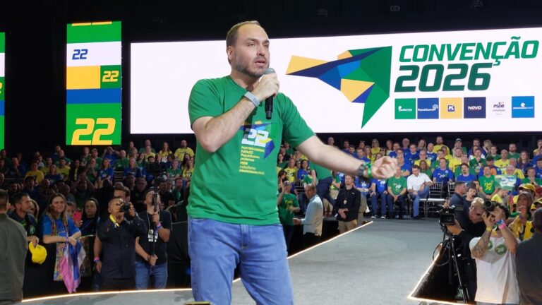 Aposta do pai, Carlos Bolsonaro é eleito senador 9 meses após mudar domicílio eleitoral para SC aposta-do-pai,-carlos-bolsonaro-e-eleito-senador-9-meses-apos-mudar-domicilio-eleitoral-para-sc