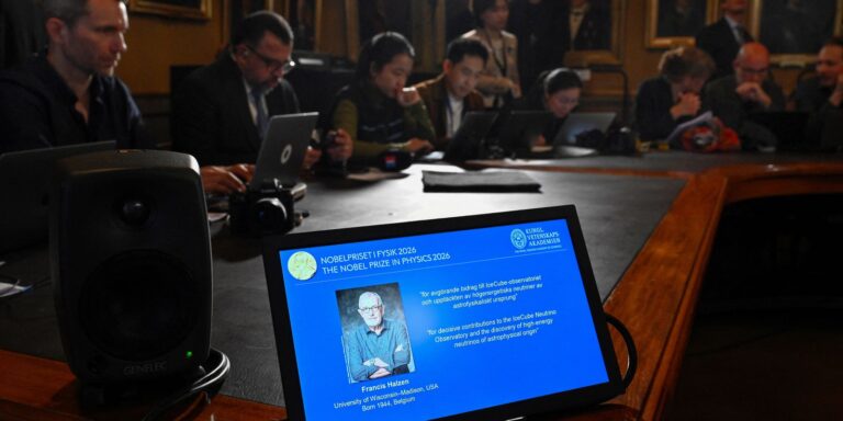 Belga que descobriu menor partícula do universo recebe Nobel da Física belga-que-descobriu-menor-particula-do-universo-recebe-nobel-da-fisica