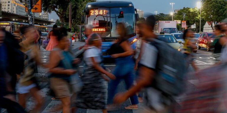 Estudo revela como medo da violência limita rotina de mulheres no RJ estudo-revela-como-medo-da-violencia-limita-rotina-de-mulheres-no-rj