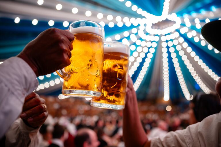 Spätzle, ein prosit, festzelt, platz: entenda e conheça os termos alemães mais comuns na Oktoberfest spatzle,-ein-prosit,-festzelt,-platz:-entenda-e-conheca-os-termos-alemaes-mais-comuns-na-oktoberfest