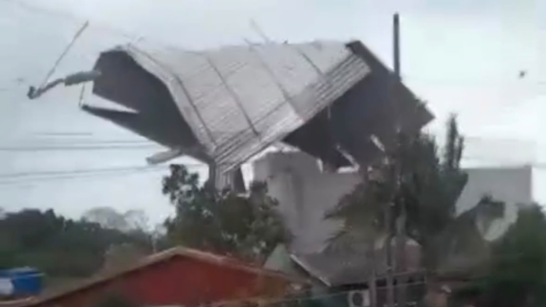 video:-vento-de-100-km/h-arranca-telhado-inteiro-de-predio-e-derruba-parede-sobre-carro-em-chapeco