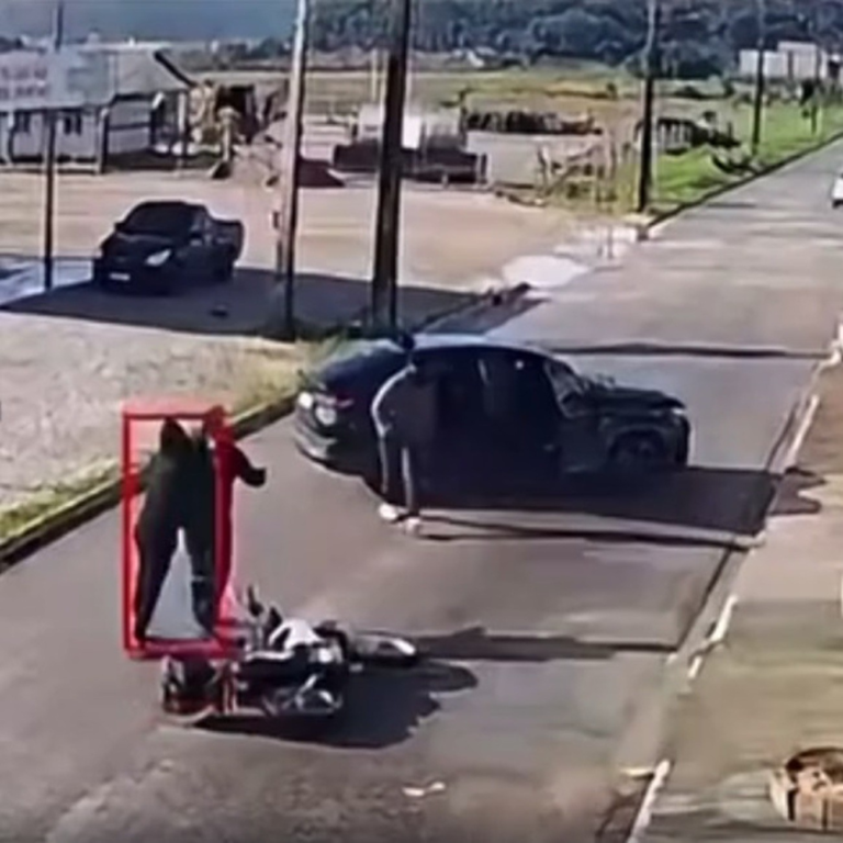 VÍDEO: motociclista é rendido na frente de casa e levado em carro em SC; vítima segue desaparecida video:-motociclista-e-rendido-na-frente-de-casa-e-levado-em-carro-em-sc;-vitima-segue-desaparecida