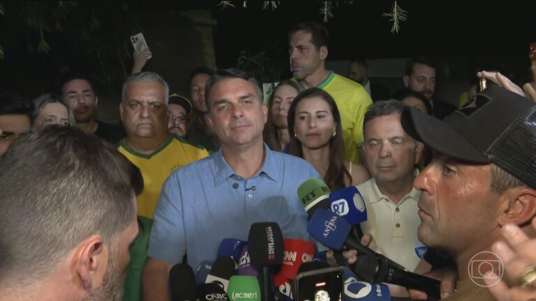 e-#fake-video-de-flavio-bolsonaro-dizendo-que,-se-eleito,-vai-cortar-13°-e-aposentadorias;-fala-foi-manipulada-com-ia