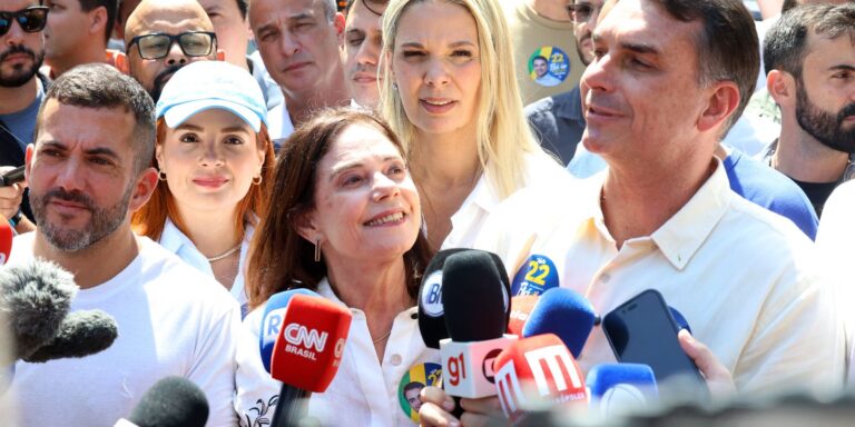 Flávio Bolsonaro diz que vai manter Bolsa Família e Farmácia Popular flavio-bolsonaro-diz-que-vai-manter-bolsa-familia-e-farmacia-popular