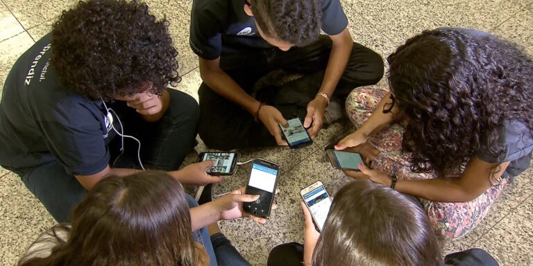 Pesquisa mostra que 82% são contra crianças de até 3 anos com celular pesquisa-mostra-que-82%-sao-contra-criancas-de-ate-3-anos-com-celular