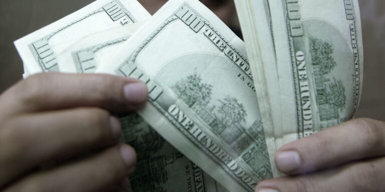 Dólar cai a R$ 4,98 e acumula perda de 4,44% na semana dolar-cai-a-r$-4,98-e-acumula-perda-de-4,44%-na-semana