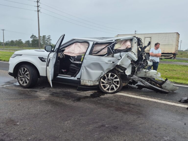 Carro de luxo é destruído e motorista fica gravemente ferido após batida na BR-101 em SC carro-de-luxo-e-destruido-e-motorista-fica-gravemente-ferido-apos-batida-na-br-101-em-sc