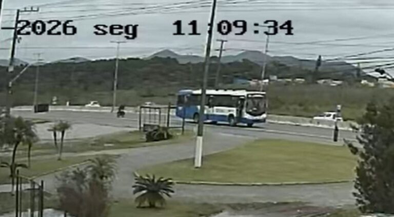 video:-motociclista-morre-apos-bater-em-onibus-parado-na-pista-da-sc-401,-em-florianopolis