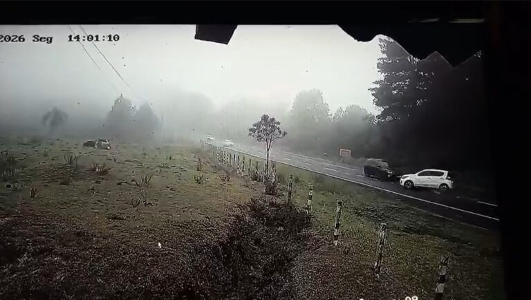 batida-entre-dois-carros-deixa-mortos,-incluindo-crianca,-na-serra-dona-francisca