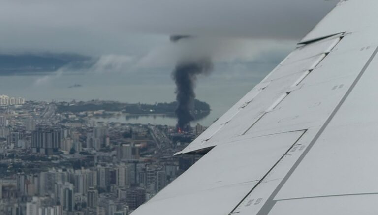video:-passageira-flagra-de-aviao-incendio-em-galpao-de-autopecas-em-sao-jose,-na-grande-florianopolis