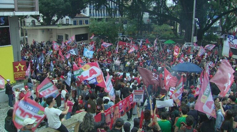 Ato a favor da reeleição de Lula ocorre no Centro de Florianópolis ato-a-favor-da-reeleicao-de-lula-ocorre-no-centro-de-florianopolis
