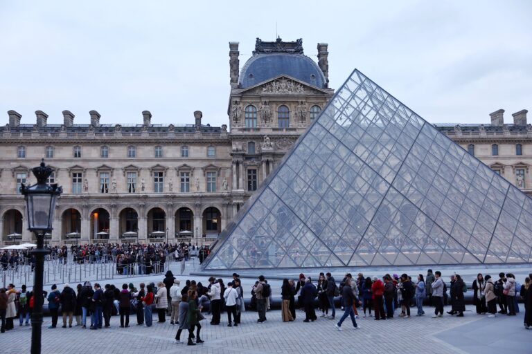 sem-reforma-e-modernizacao,-louvre-tera-que-fechar-as-portas,-alerta-presidente-um-ano-apos-roubo
