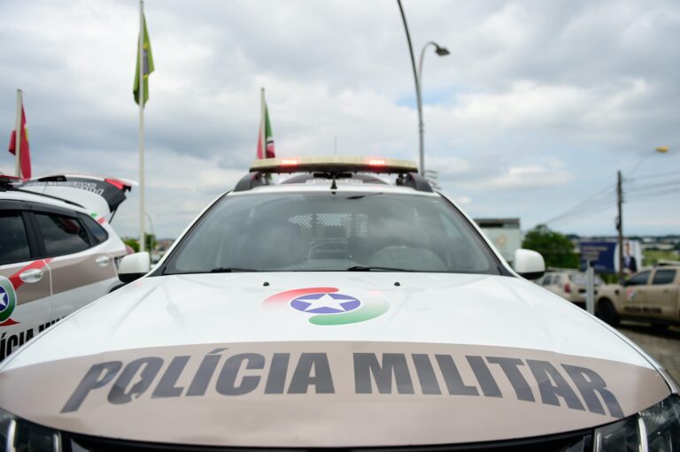 homem-suspeito-de-furtar-carro-e-morto-pela-pm-apos-perseguicao,-batida-e-fuga-para-mata-em-sc