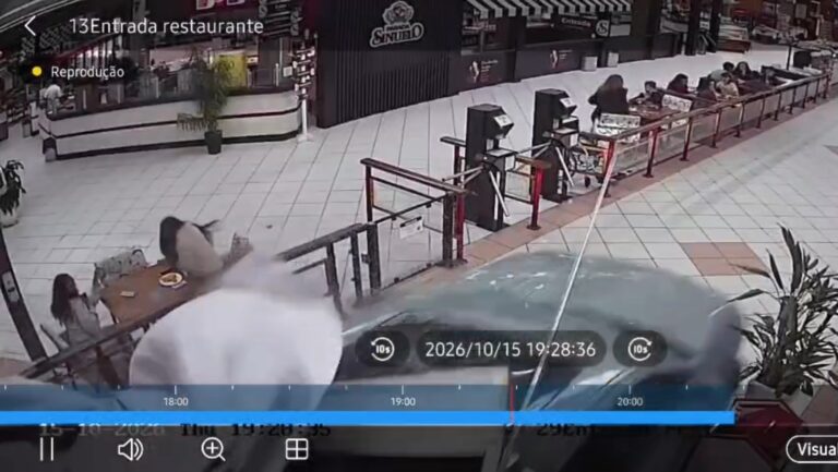 VÍDEO: carro de luxo invade restaurante e clientes fogem assustados em SC video:-carro-de-luxo-invade-restaurante-e-clientes-fogem-assustados-em-sc