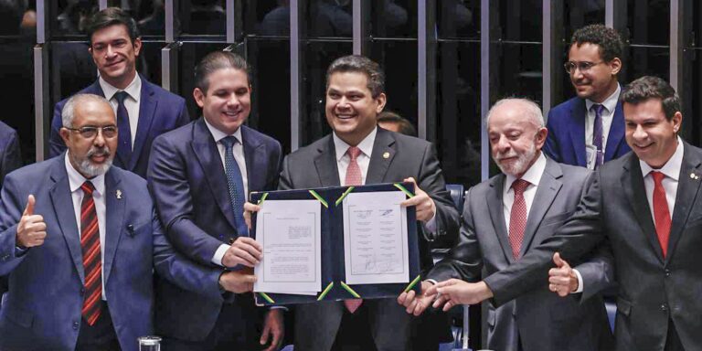 Congresso promulga emenda do fim da 6×1; escala 5×2 começa em 60 dias congresso-promulga-emenda-do-fim-da-6×1;-escala-5×2-comeca-em-60-dias