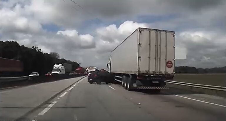 VÍDEO: motorista perde controle e carro vai parar quase embaixo de carreta na BR-101 em SC video:-motorista-perde-controle-e-carro-vai-parar-quase-embaixo-de-carreta-na-br-101-em-sc