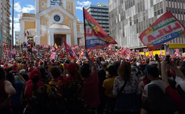 apoiadores-de-lula-fazem-ato-pelas-ruas-de-florianopolis