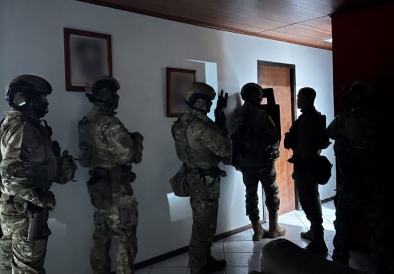 Menina de 4 anos mantida refém pelo próprio pai em quarto é resgatada pelo Bope em SC; homem foi preso menina-de-4-anos-mantida-refem-pelo-proprio-pai-em-quarto-e-resgatada-pelo-bope-em-sc;-homem-foi-preso
