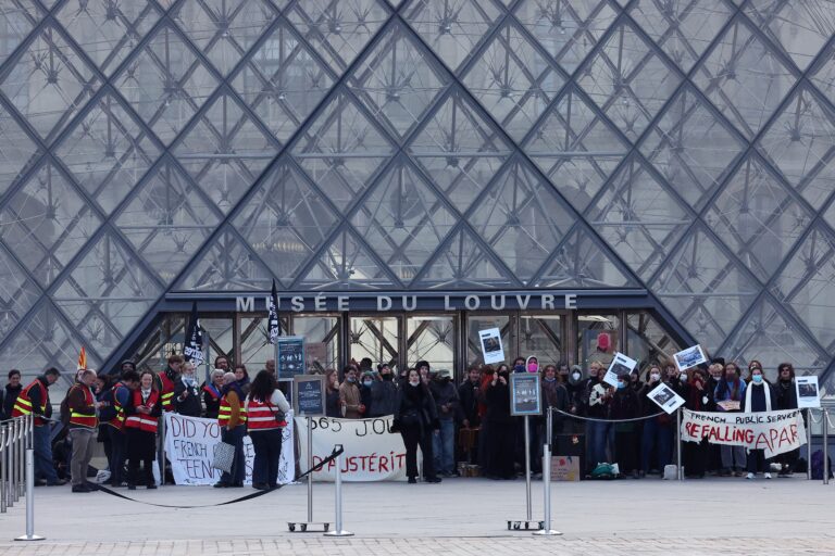museu-do-louvre-e-bloqueado-por-protesto-de-estudantes-em-paris
