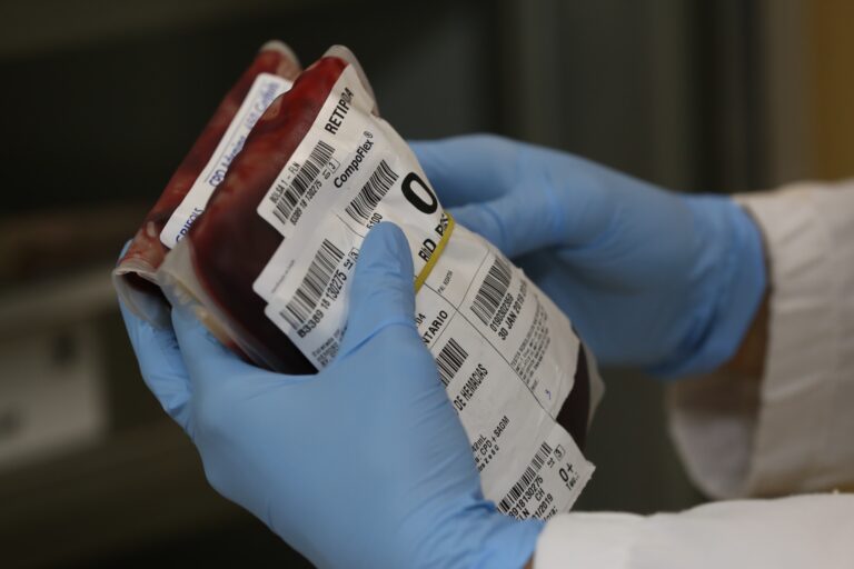 sangue-raro-de-unico-doador-de-sc-viaja-em-cabine-de-aviao-comercial-pela-1a-vez-para-salvar-paciente-em-mg