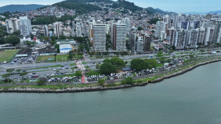 apoiadores-de-flavio-bolsonaro-organizam-‘caminhonetaco’-em-florianopolis