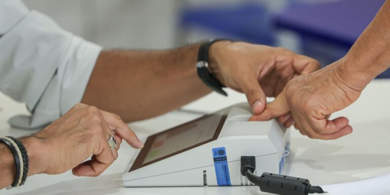 Eleitores vão às urnas hoje para escolher o presidente do país eleitores-vao-as-urnas-hoje-para-escolher-o-presidente-do-pais