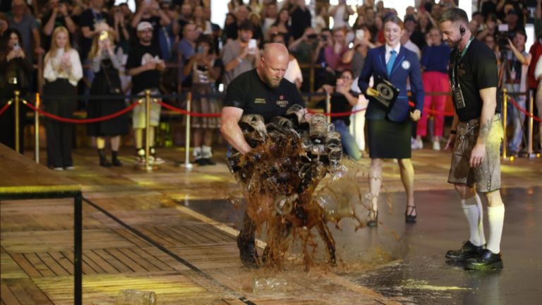 video:-engenheiro-tenta-recorde,-mas-derruba-65-kg-em-canecas-de-chope-na-oktoberfest-de-blumenau