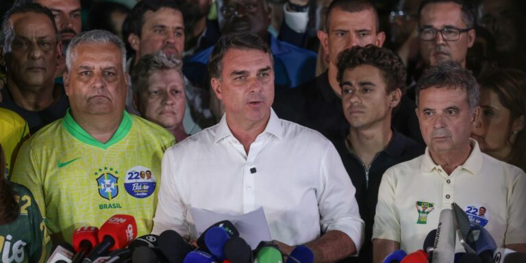 Investigações contra Flávio continuam no STF mesmo após fuga investigacoes-contra-flavio-continuam-no-stf-mesmo-apos-fuga